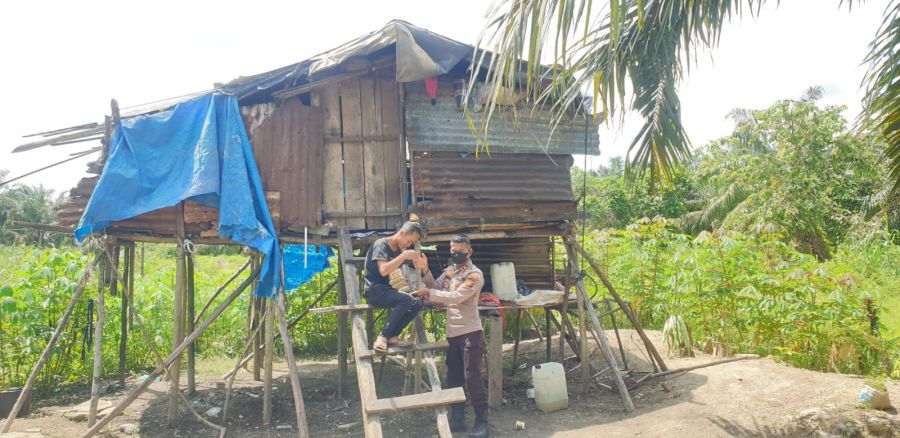 Peduli, Kapolsek Bonaidarussam Kunjungi Rumah Roet di Desa Sotang