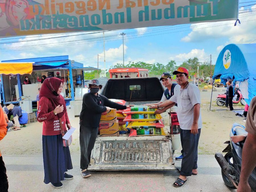 Peduli Korban Banjir di Rohul, PT SAI Dan EDI Salurkan Bantuan Bagi Warga