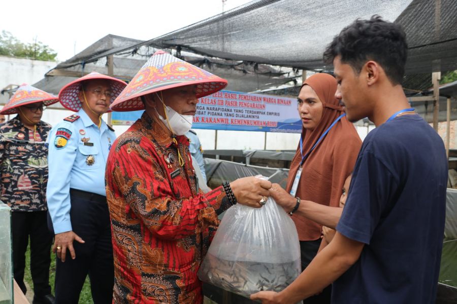 Peduli Nasib Keluarga Narapidana, Kepala Kanwil Kemenkumham Riau Serahkan Bibit Ikan Lele