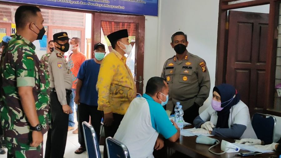 Pemerintah Bersama Satgas Covid Rohul Gencarkan Vaksinasi Dengan Membagi Sembako