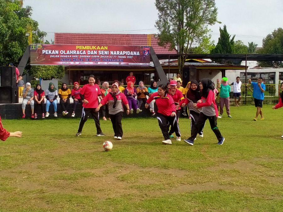 Penuh Keceriaan, Ibu-ibu Dharma Wanita Lapas Pasir Pengaraian Ikuti Lomba Semarak HDKD ke-77