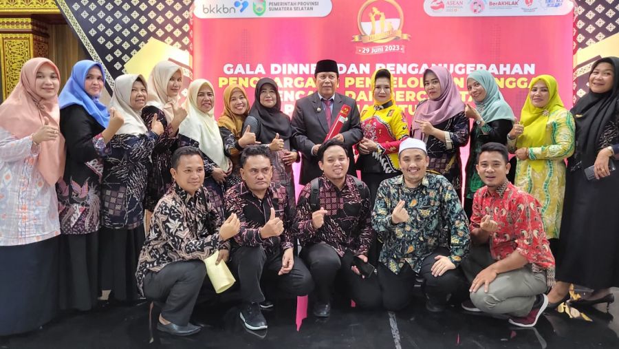 Peringatan Harganas ke 30, Bupati Rohul Terima Penghargaan Manggala Karya Kencana