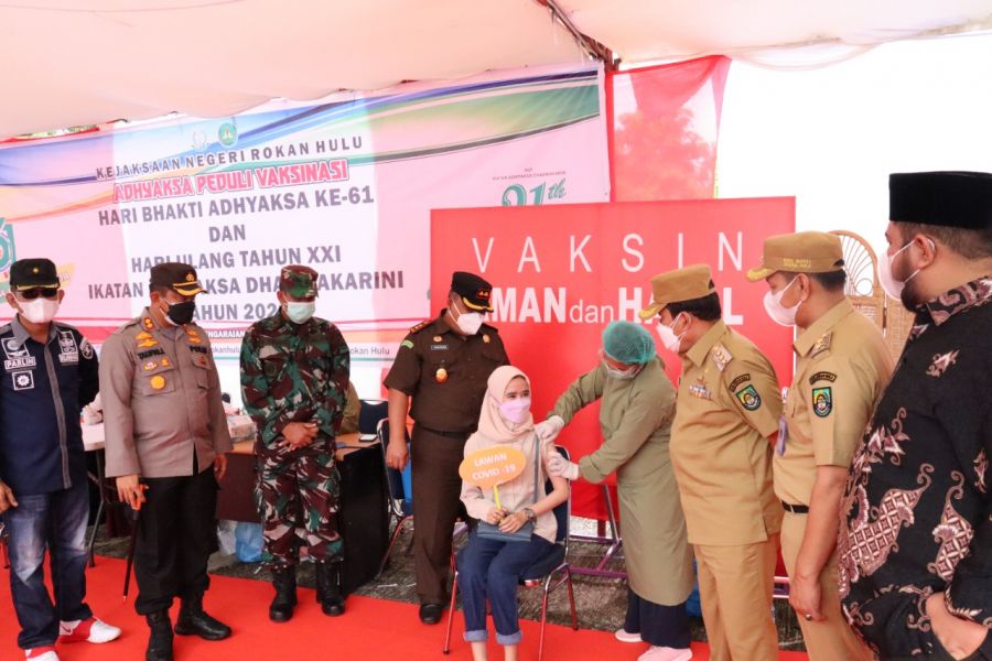 Kejari Rohul Gelar Vaksin Massal dan Donor Darah Serta Bagi Masker