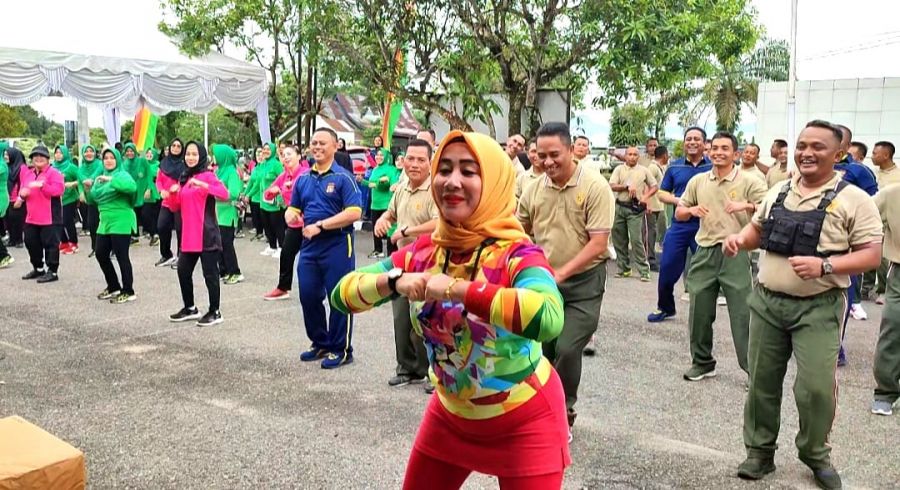 Personil TNI Polri Kompak Lakukan Olah Raga dan Senam Aerobic