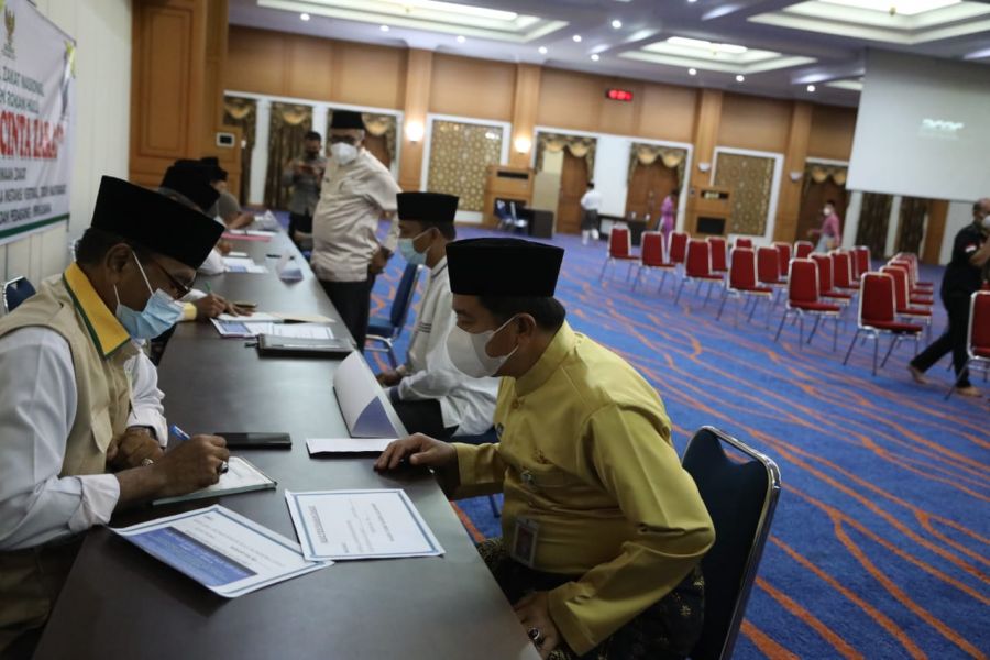 PLH Bupati Bayar Zakat Pertanian Di Baznas