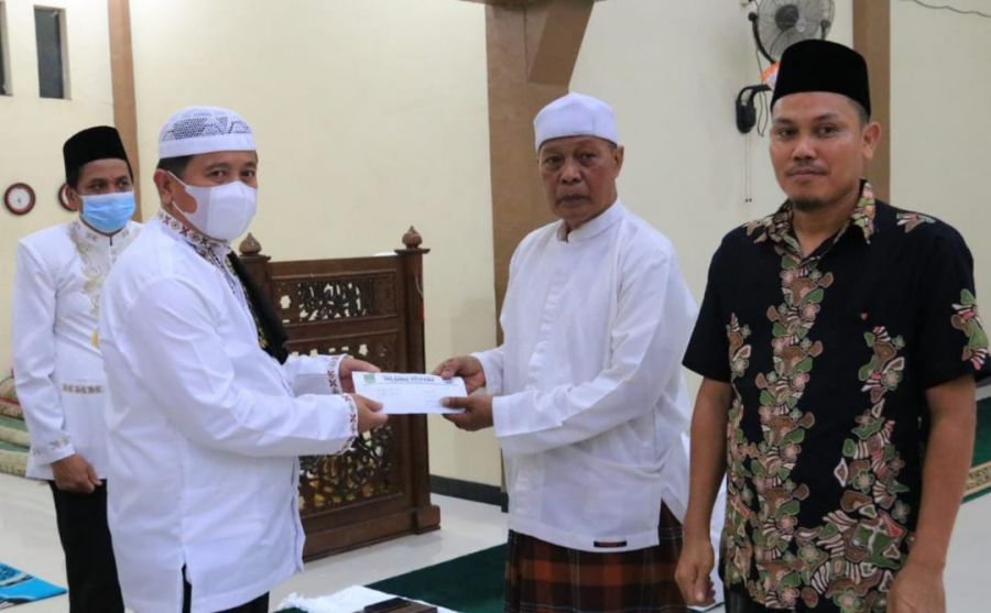 Plh Bupati Serahkan Bantuan Kepada Anak Yatim dan Kaum Duafa