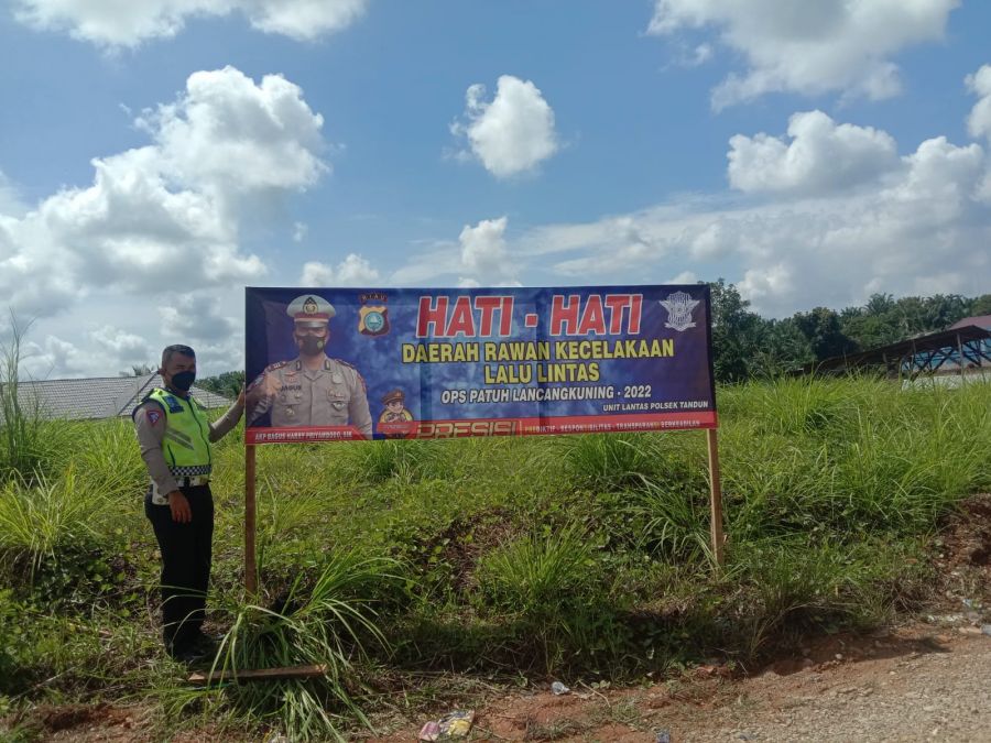Polisi Pasang Tanda  Rawan Laka Di KM 123/124 Tandun