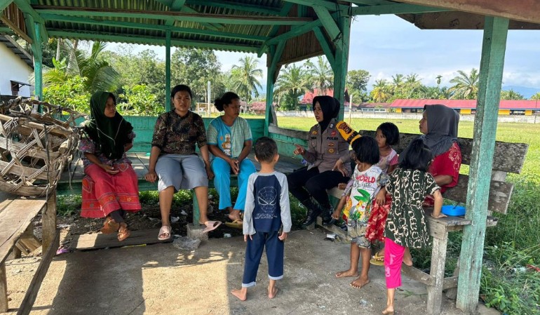 Polwan Polres Rohul Dengarkan Keluh Kesah Masyarakat Rambah Tengah Hulu Dalam Program Jum'at Curhat