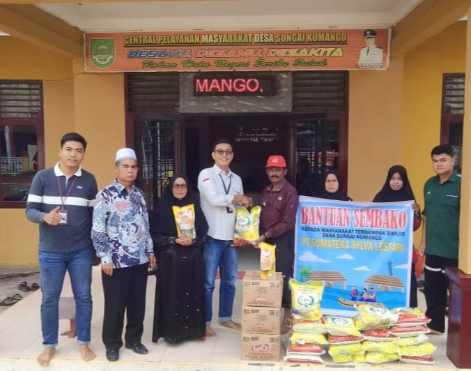 PT SSL, salurkan bantuan paket sembako untuk warga 2 desa korban banjir di Rohul