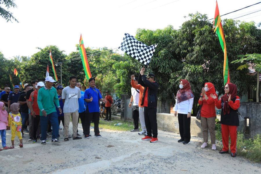 Resmi Dilepas Wabup Rohul, Masyarakat Dayo Gerak Jalan Meperingati HUT 77 RI
