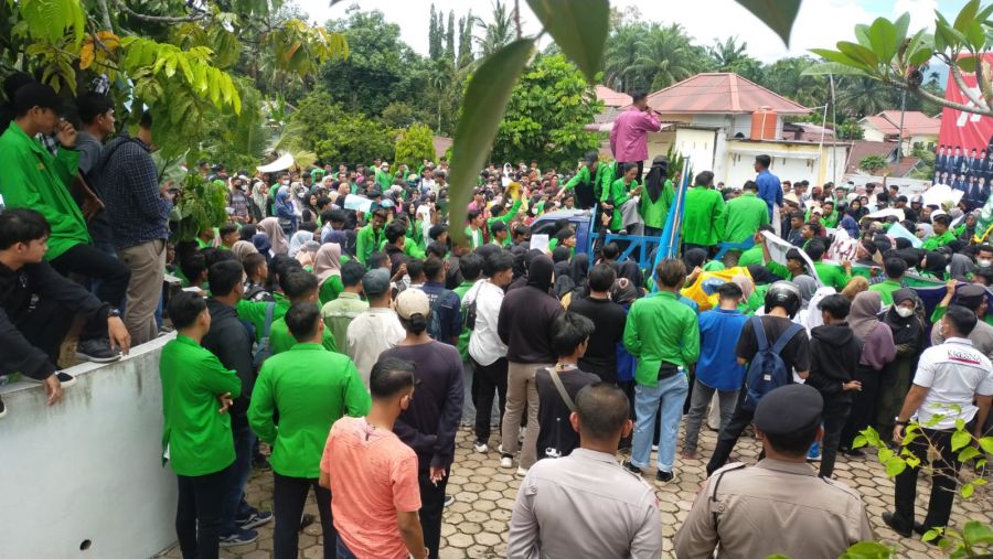 Ribuan Mahasiswa  3 Universitas Lakukan Aksi Demo Tolak BBM