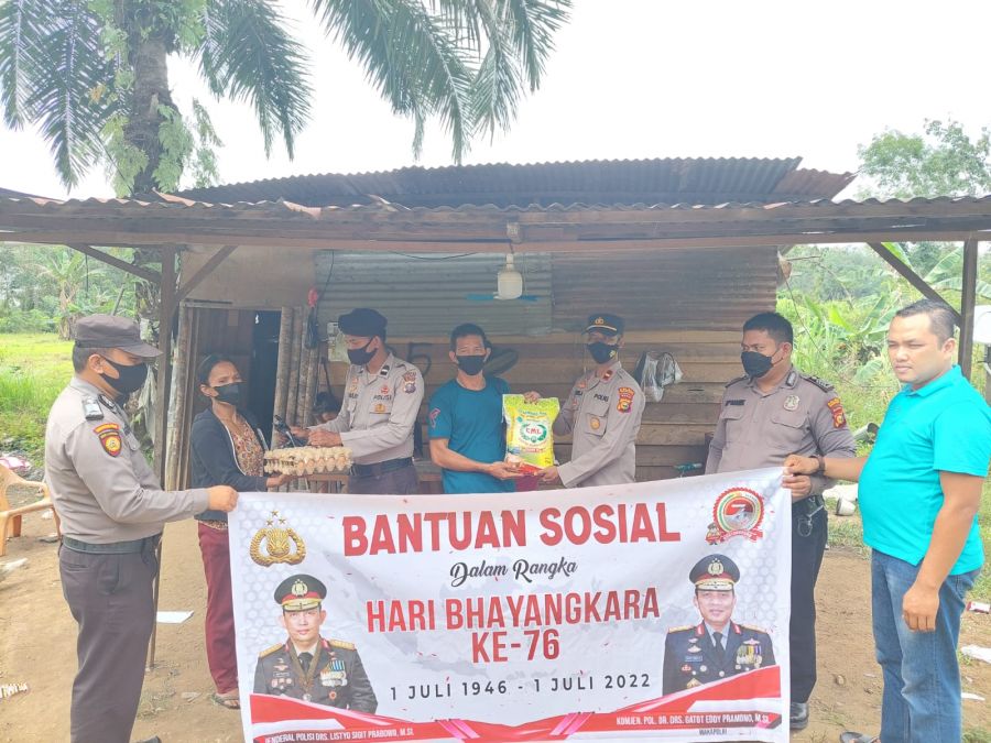 Sambut Hari Bhayangkara ke 76, Polsek Rambah Hilir Bersama Ranting Bhayangkari Bansos Di Dua Desa