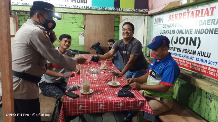 Sat Binmas Polres Rohul Bagikan Masker 