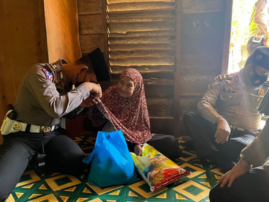 Sat Lantas Polres Rohul Beri Bantuan Pada Dhuafa di Tiga Desa di Kecamatan Rambah