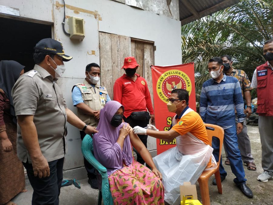 Serbuan Vaksinasi BINda Riau Sisir Pinggiran Rohul Secara Door To Door