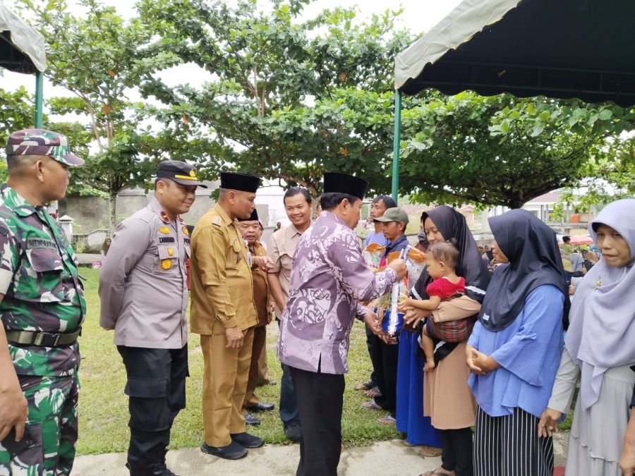 Sukiman Bagikan 1.408 Sembako Dalam Operasi Pasar Murah