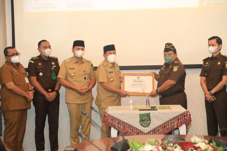 Bupati Sukiman Pemkab Rohul dan Kejari Rohul teken MoU tentang kerjasama di bidang Datunan Kejari Ro