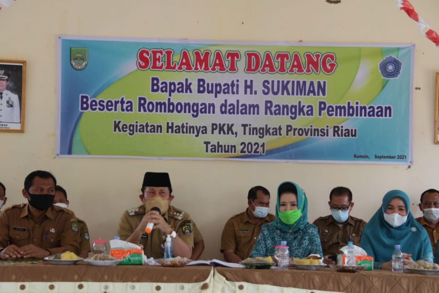 Sukiman dan Ketua TP PKK Rohul Tinjau Progres Persiapan Desa Kumain