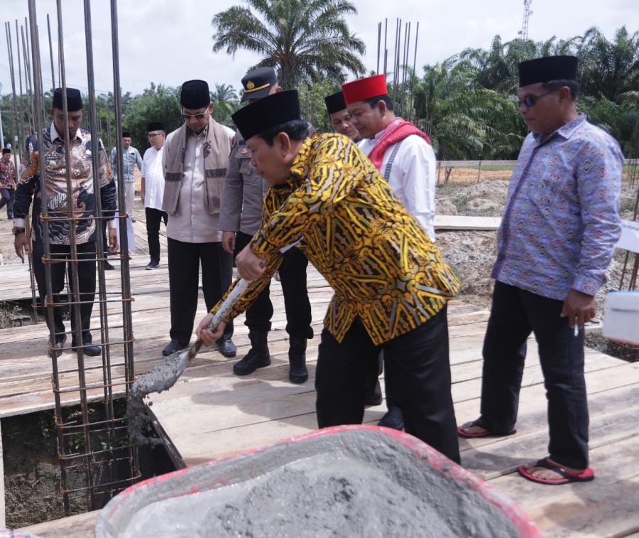 Bupati Sukiman Lakukan Peletakan Batu Pertama Masjid Al-Muqorrobin