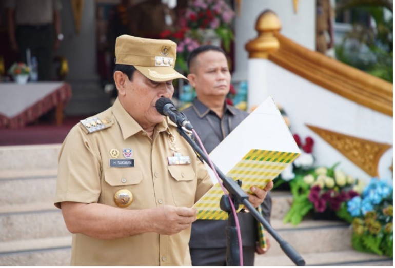 Sukiman Serahkan Jabatan Fungsional Guru, Kesehatan, dan Teknis