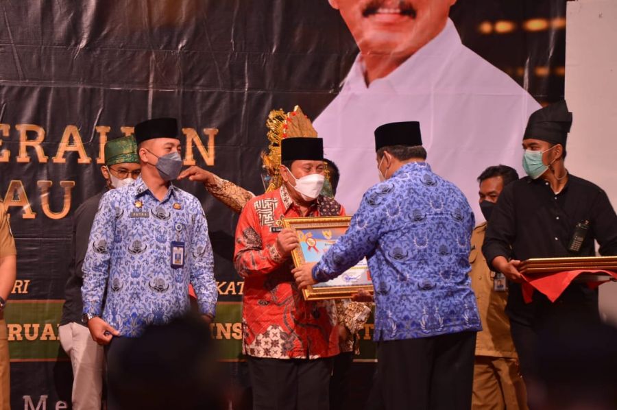 Sukiman Terima Penghargaan