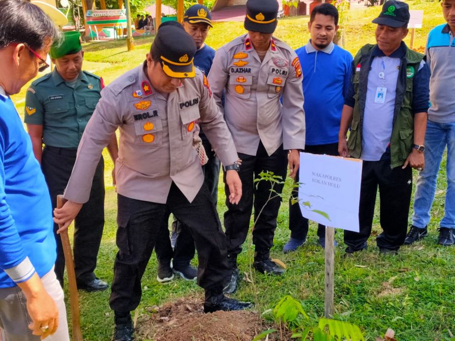 Terobosan Kreatif Kapolsek Rambah Hilir, Rektor UPP Rohul Bersama Wakapolres Lakukan Penanaman Pohon