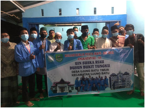 Tim KKN-DR UIN Suska Ujung Batu Timur Bagikan Masker dan Hand Sanitizer Guna patuhi Prokes