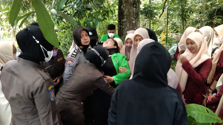 Tim OTRLK Polwan Polres Rohul Cekatan Evakuasi Mahasiswi BEM UPP  Pingsan saat Berunjukrasa
