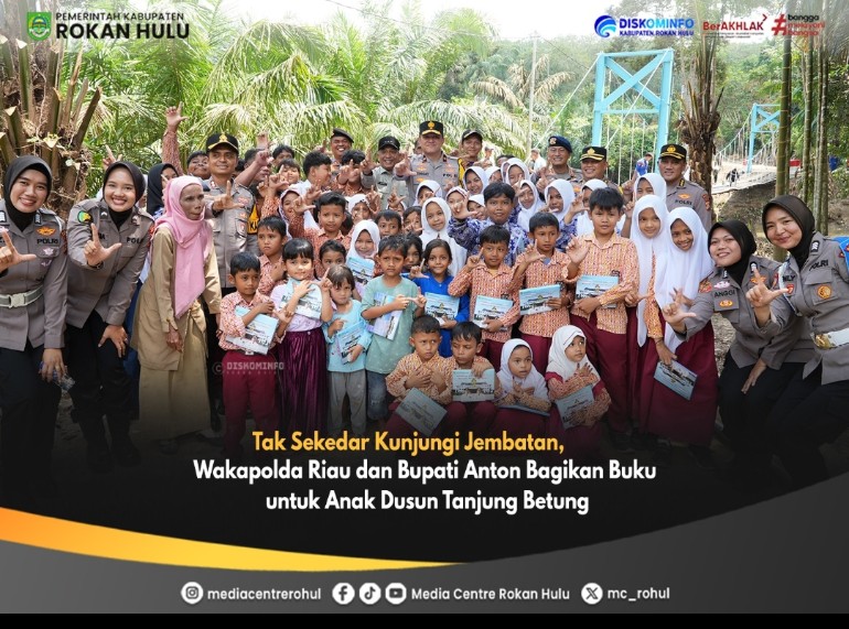 Tinjau Jembatan, Wakapolda dan Bupati Anton Bagikan Buku untuk Anak Dusun Tanjung Betung
