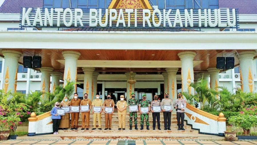 Vaksinasi Dosis I Tercapai, Bupati Rokan Hulu Beri Piagam Penghargaan