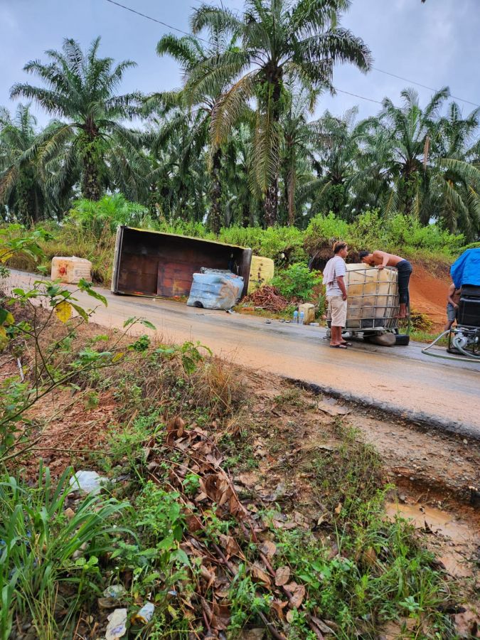 Viral Foto dan Vidio Colt Diesel Bermuatan BBM Terbalik di Rohul Riau