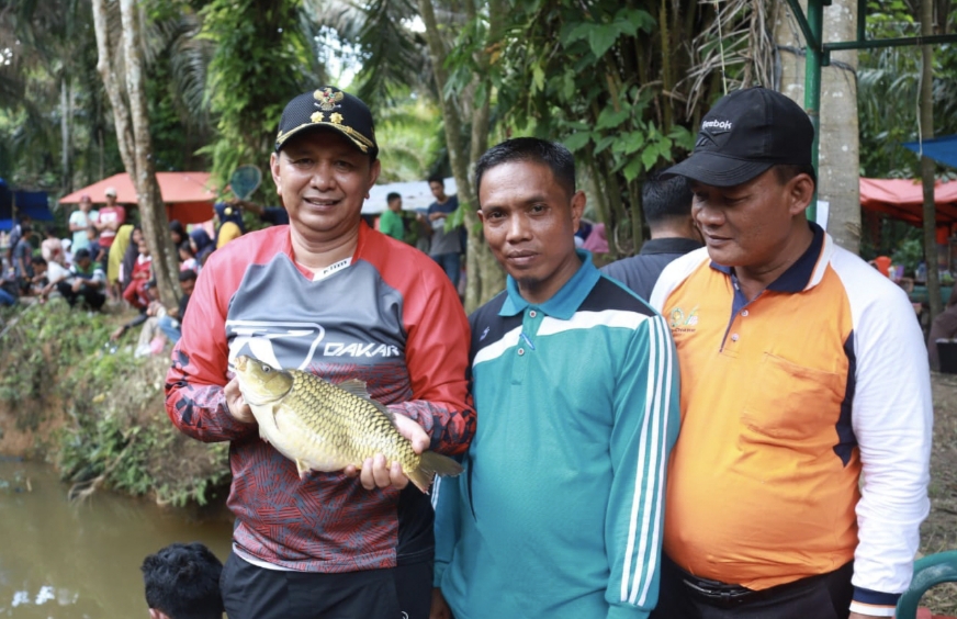 Wabup Rohul Buka Sungai Larangan di Sungai Salak