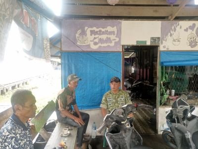 Babinsa Koramil 10/Pelangiran Turun Langsung, Ingatkan Warga Waspada Banjir dan DBD di Musim Hujan