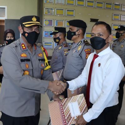 Berhasil Ungkap Curas, IPDA Refly Setiawan Harahap  Terima Reward  dariari Kapolres Rohul 