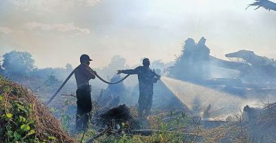 Diduga Dibakar, Petugas Gabungan Berjibaku Padamkan Api Karhutla