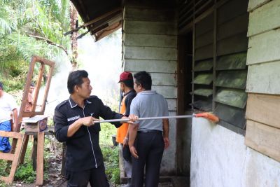 Kapolres Rohul Rehab Rumah Masyarakat Kurang Mampu Bersama Personil Polsek Rokan IV Koto 
