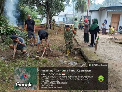 Sertu Ronal Hengki Saputra Pimpin Gotong Royong Bersihkan Selokan di Kp. Beringin, Antisipasi Banjir